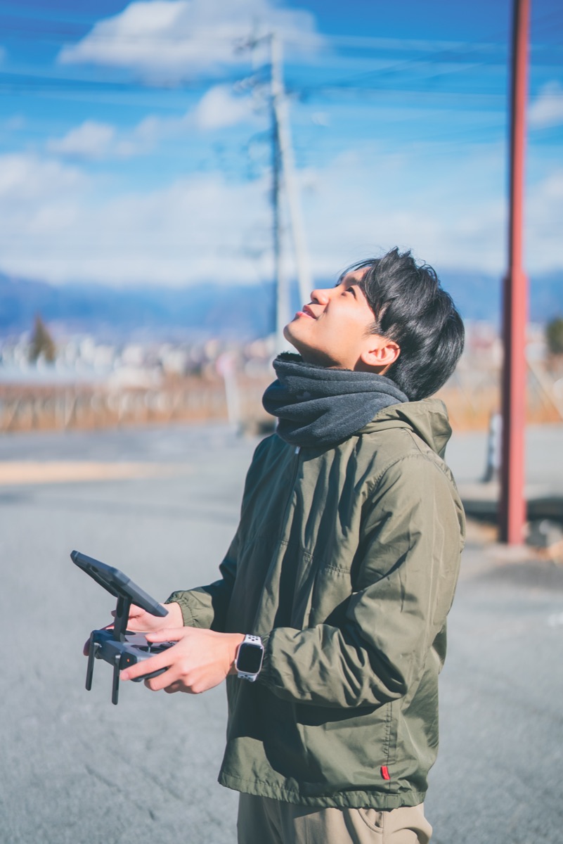 ドローンを操縦する学生