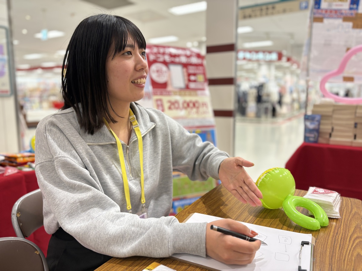 笑顔で提案の練習をする学生インターン